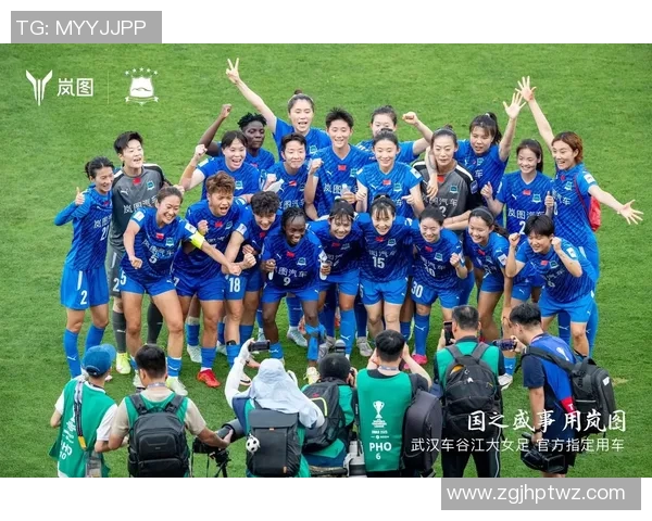 江大师生齐聚现场为武汉车谷江大女足庆祝亚洲冠军荣耀时刻